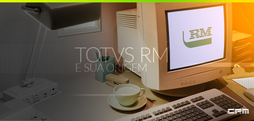 computador antigo com moniitor mostrando o logo totvs rm