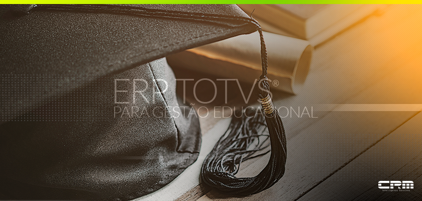 chapéu de formatura com diploma representando o sistema totvs educacional